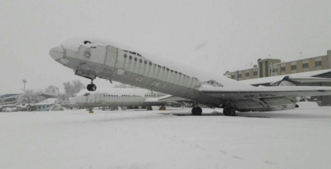 Uçağın kuyruk ve arka bölümünde kar birikti,  burnu havaya kalktı
