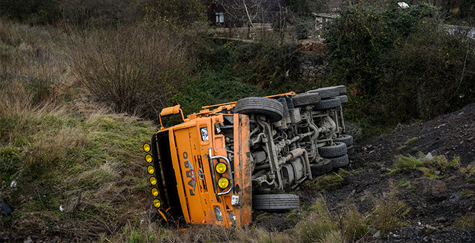 Sarıyer'de hafriyat kamyonu devrildi