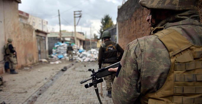 Emniyet müdürü operasyon sonrası telsizden Mehmet Akif 'in şiirini okudu