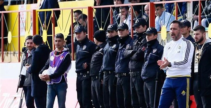 Tribünleri kulüp yöneticileri doldurdu