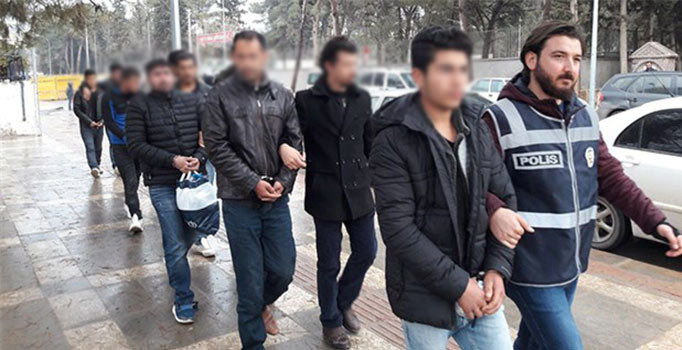 Altınları paylaşamayınca arkadaşlarını rehin aldılar