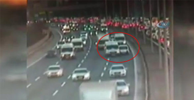 Minibüsün çarptığı araç kontrolden çıkıp bariyerlere çarptı