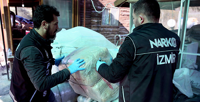 Urla'da getirilen yatta 1.5 ton uyuşturucu ele geçirildi