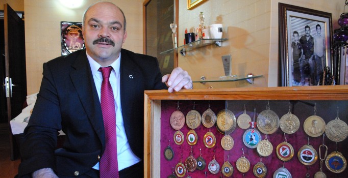 Şampiyon güreşçi hırsızlardan ricada bulundu