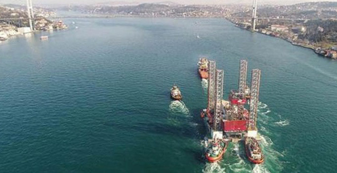 Dev petrol platformu Boğaz'dan geçemedi