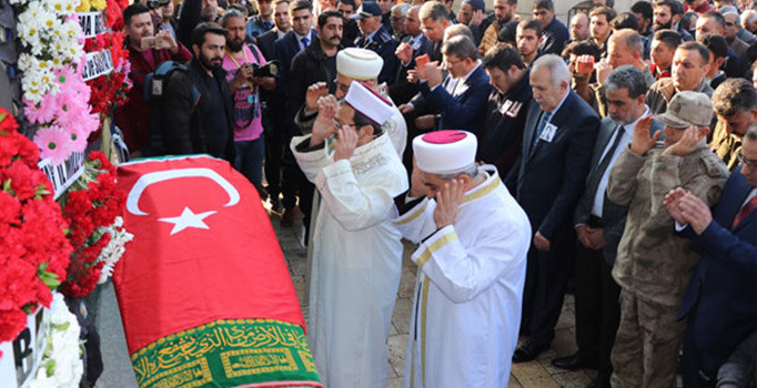 Roketli saldırıda hayatını kaybeden genç kız defnedildi