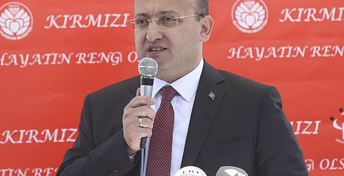 Akdoğan: Kongreyi toplamana ne engel oldu?