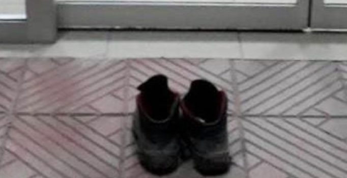 Acil servisi kirletmemek için ayakkabılarını kapıda çıkardı