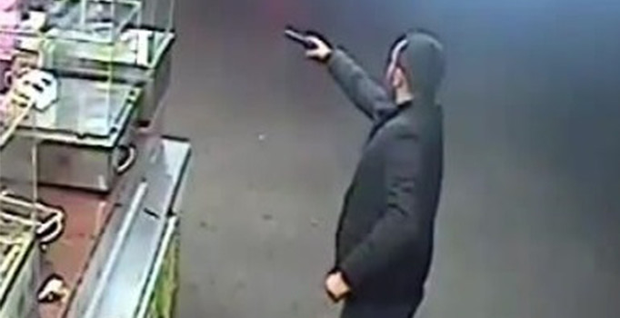 Kadıköy'de bir garip olay: Hem tetiğe bastı hem sohbet etti