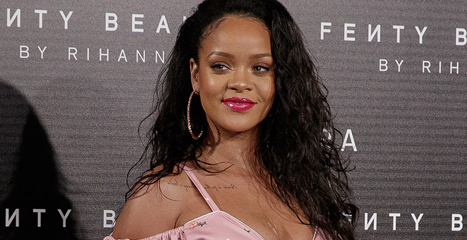 Senegalliler ABD'li şarkıcı Rihanna'yı ülkelerinde istemiyor