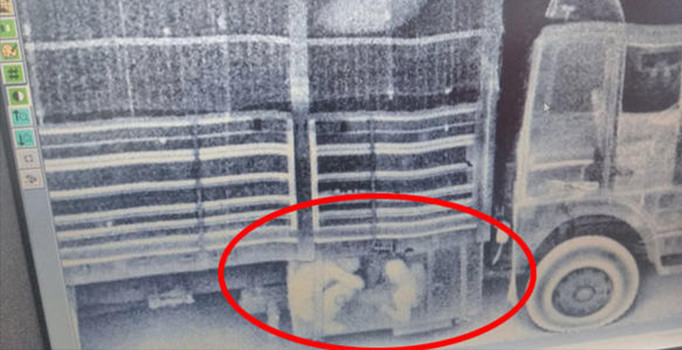 Kamyonun yakıt deposuna saklanan göçmenler yakalandı