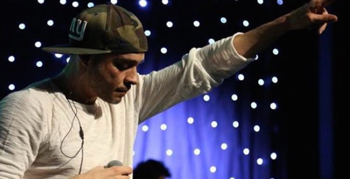 Ünlü rapçi Ceza, ‘Sus Pus’la sahne aldı