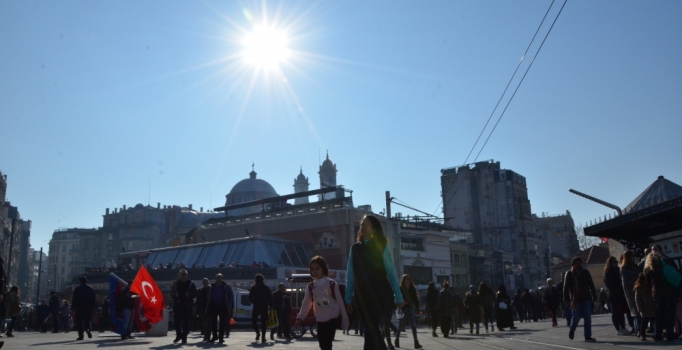 Sıcak havayı görenler Taksim'e akın etti