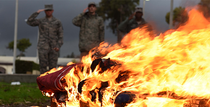 İncirlik’te emekli edilen ABD bayrağını yaktılar
