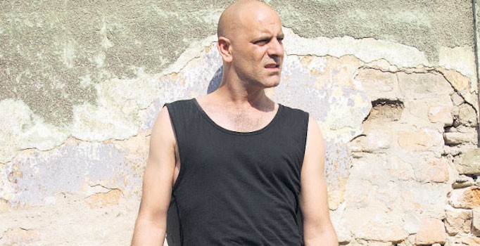 Ozan Güven yeni filmi için saçlarını kazıttı