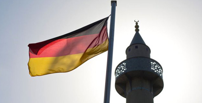 Cuma ezanına mahkemeden yasak