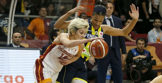 Kanarya Aslan'ı ateşe attı