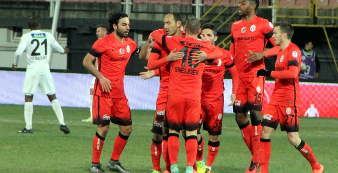 Galatasaray deplasmanda Akhisar'ı 2-1 yendi ve avantaj yakaladı