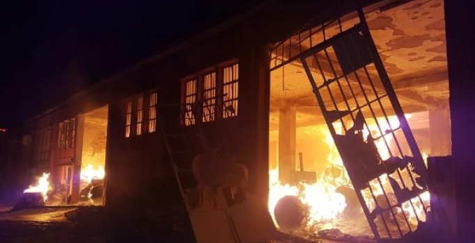 İzmir'de ambalaj fabrikasında patlama ve yangın: 4 yaralı | İzmir haberleri