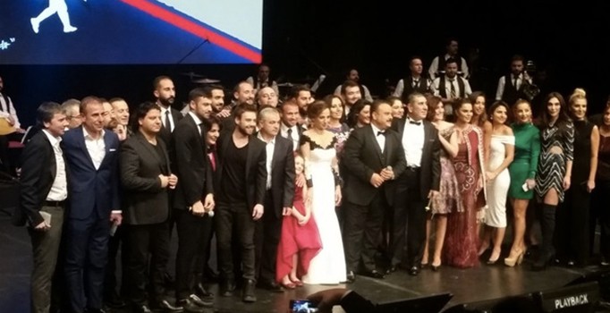 Türkiye'nin yıldız futbolcuları çocuklar için aynı sahneyi paylaştı