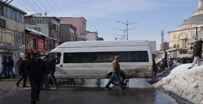 Yüksekova'da askeri araç konvoyunun geçişi sırasında gerginlik çıktı