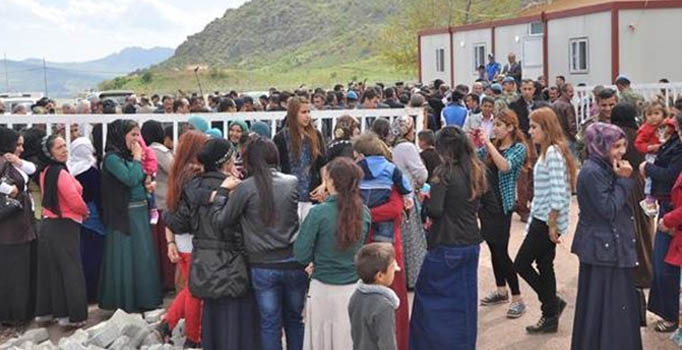 Çukurca’da sınır kapısı açıldı izdiham oluştu