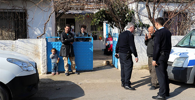 Bebeği otomobil üzerine terk ettiler