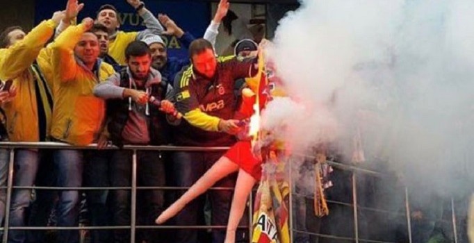 Galatasaray flaması yakan Fenerbahçeli taraftara dava