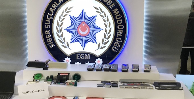 İstanbul’da 5 bini aşkın vatandaşın kredi kartını boşaltan kart dolandırıcılarına operasyon: 22 gözaltı