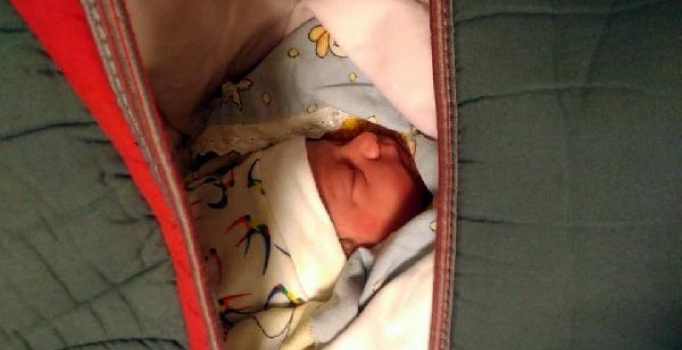 Bir haftalık bebeği park halindeki otomobilin üzerine terk ettiler