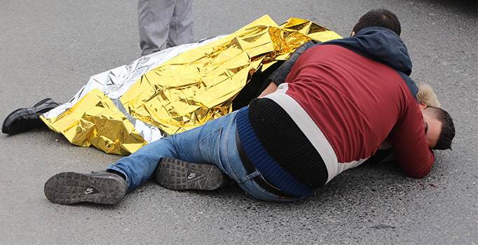 Şişli'de motosiklet kazası: Yerde yatan kardeşine sarılarak yardım bekledi