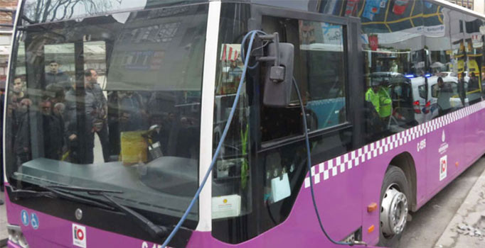 Kadıköy'de otobüs kaldırıma çıktı