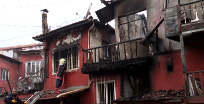 Ankara'da çıkan yangında 6 ev kullanılamaz hale geldi