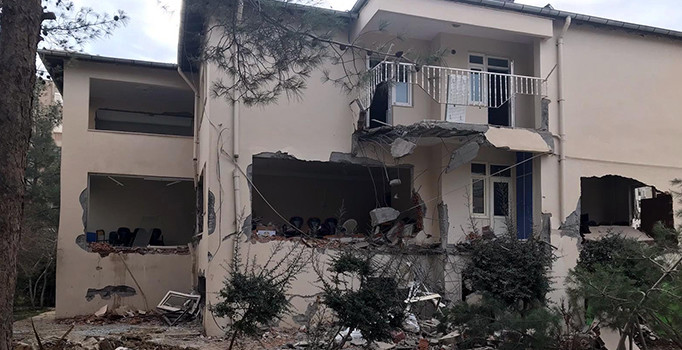 'Caminin silüetini bozuyor' dedi, kepçeyle müftülük binasını yıktı | Mardin haberleri