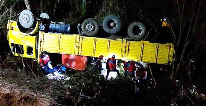 İşçileri taşıyan kamyon şarampole uçtu: 2 ölü, 11 yaralı | Karabük haberleri