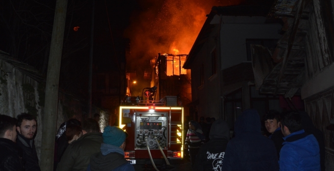 Karabük'te çıkan yagında tarihi 2 ev kül oldu