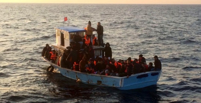 Arıza yapan teknedeki kaçakları, Sahil Güvenlik kurtardı