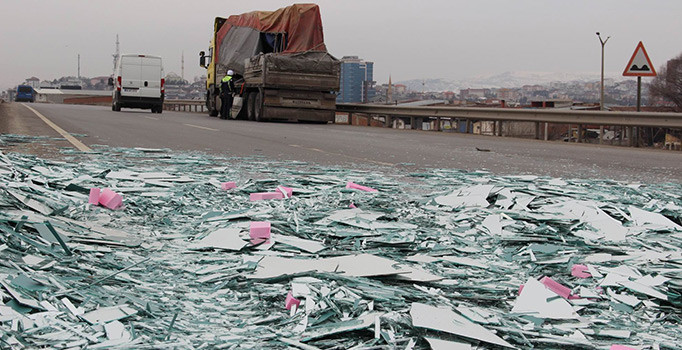 TIR'dan düşen 8 ton cam karayoluna saçıldı