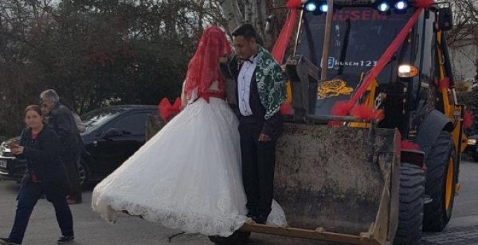 Kullandığı iş makinesini gelin arabası yaptı