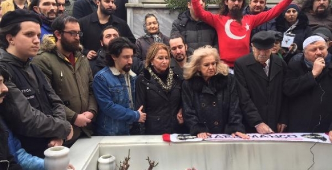 Barış Manço ölümünün 19. yılında mezarı başında anıldı
