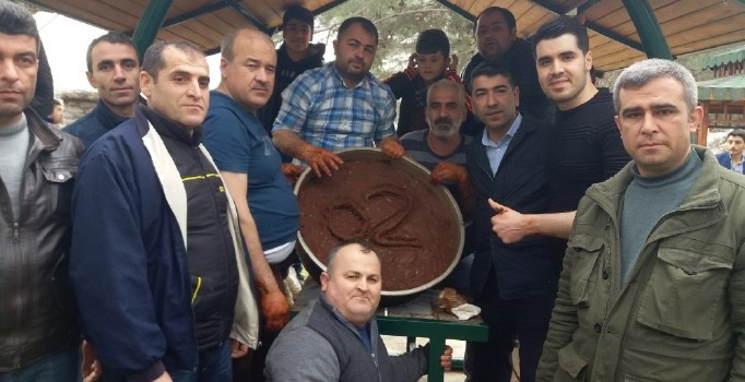 Adıyaman’dan Kilis’e gelip askerler için çiğ köfte yoğurdular