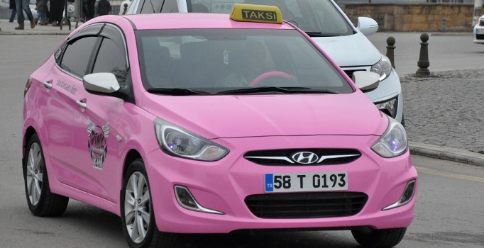Sivas'ta kadınlara özel 'Pembe taksi'ler yola çıktı