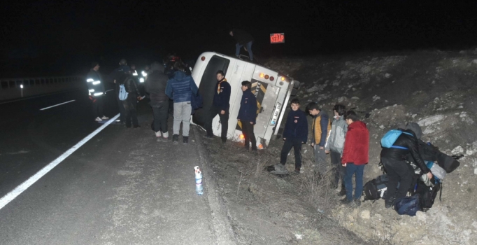 Kütahya'da izci midibüsü devrildi