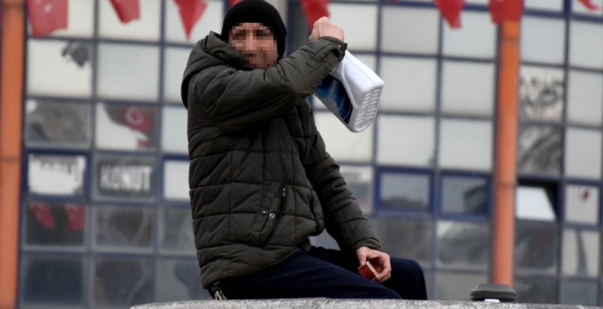 Benzin bidonuyla geldiği kent meydanında kendini yakmaya kalktı