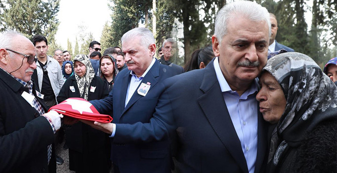 Başbakan Yıldırım şehit annesinin acısını paylaştı