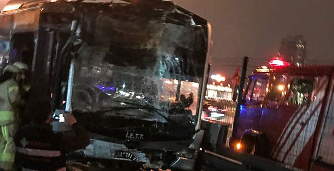Haramidere metrobüs durağında feci kaza: 22 yaralı