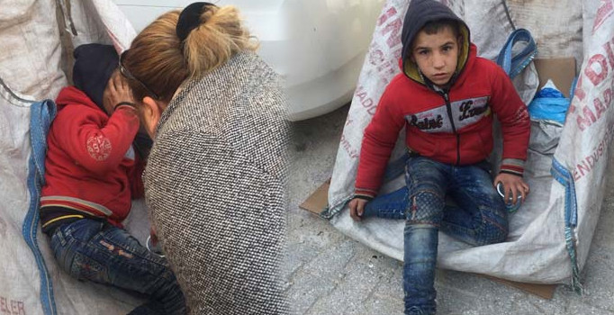 Yaşıtları okula gitti, o atık kağıt toplarken uyuyakaldı