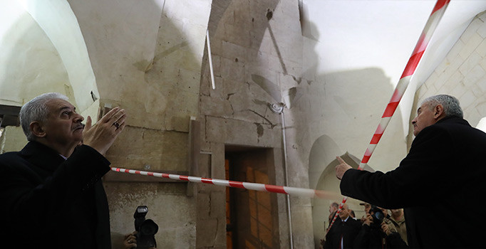 Başbakan Yıldırım PKK'nın roketle saldırdığı camiyi ziyaret etti