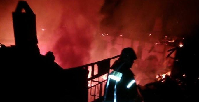 Manisa'da korkutan yangın! 2 ev kül oldu