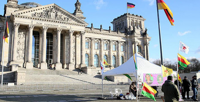 Almanya'da PYD/PKK yandaşları çadır açtı, polis izledi